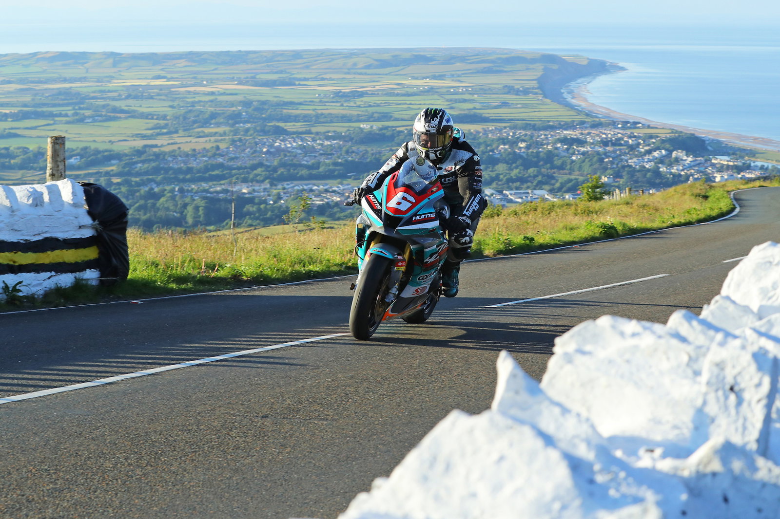 2022 Isle of Man TT [1/6] | Hickman kembali ke atas saat kematian Purslow membayangi TT
